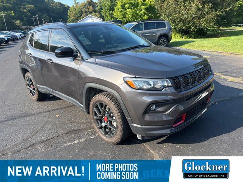 Used 2024 Jeep Compass Latitude w/ Sun and Sound Group AWD/4WD image 3