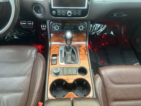 Used 2012 Volkswagen Touareg TDI image 24