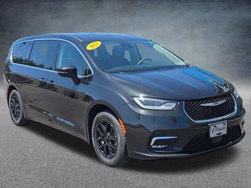 Used 2023 Chrysler Pacifica Touring-L FWD image 9