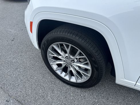 Used 2024 Jeep Grand Cherokee Summit image 11