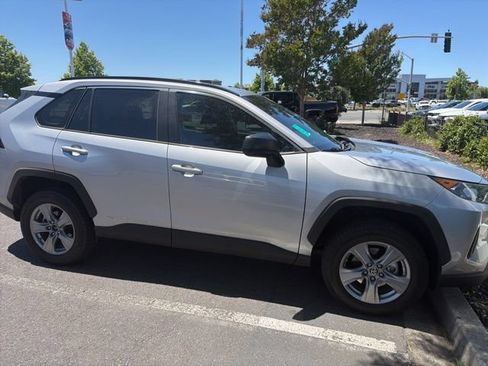 Used 2022 Toyota RAV4 LE AWD/4WD image 5