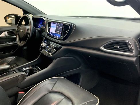 Used 2021 Chrysler Pacifica Limited w/ Uconnect Theater Family Group image 8