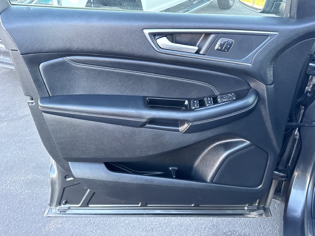 Used 2018 Ford Edge Titanium w/ Equipment Group 302A AWD/4WD image 20