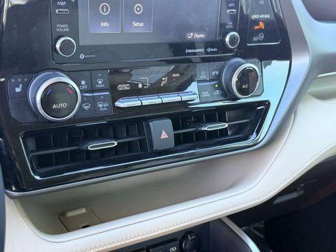 Used 2021 Toyota Highlander XLE image 26