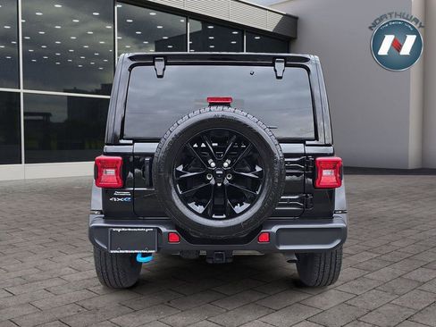 Used 2024 Jeep Wrangler Sahara image 8