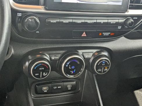 Used 2025 Hyundai Venue SEL FWD image 20