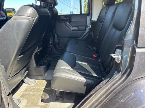 Used 2017 Jeep Wrangler Unlimited Sahara image 12