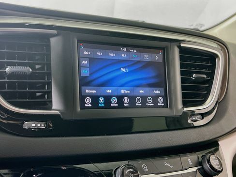 Used 2018 Chrysler Pacifica LX FWD image 14