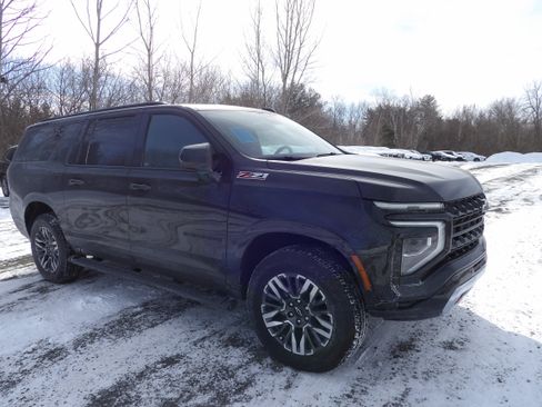 Used 2025 Chevrolet Suburban Z71 w/ Comfort Package image 3