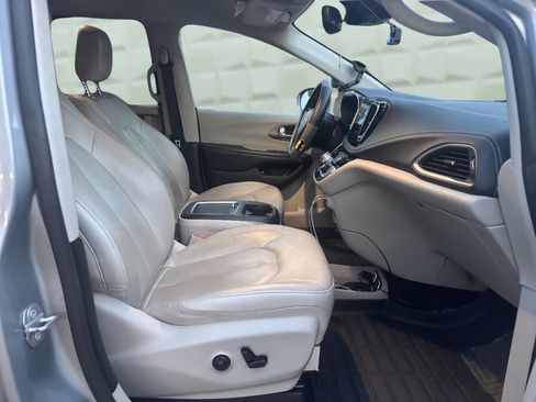 Used 2021 Chrysler Pacifica Touring-L FWD image 13