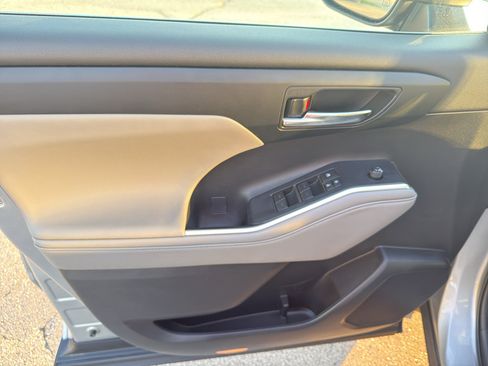 Used 2022 Toyota Highlander XLE AWD/4WD image 13
