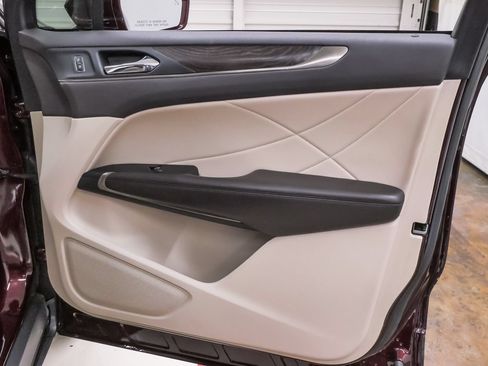 Used 2018 Lincoln MKC Reserve FWD image 28