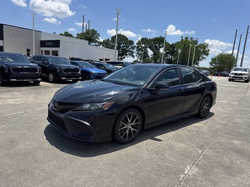 Used 2022 Toyota Camry SE FWD image 2