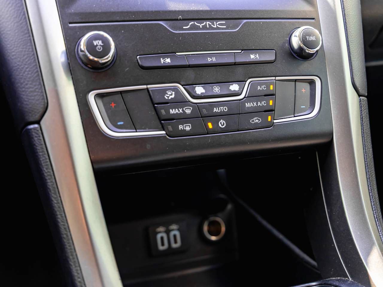 Used 2020 Ford Fusion SE FWD image 16