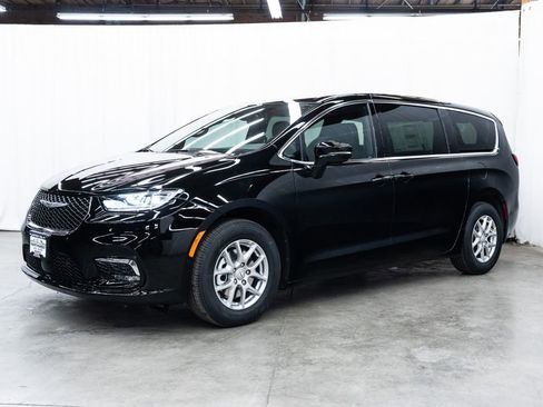 New 2026 Chrysler Pacifica Select image 3
