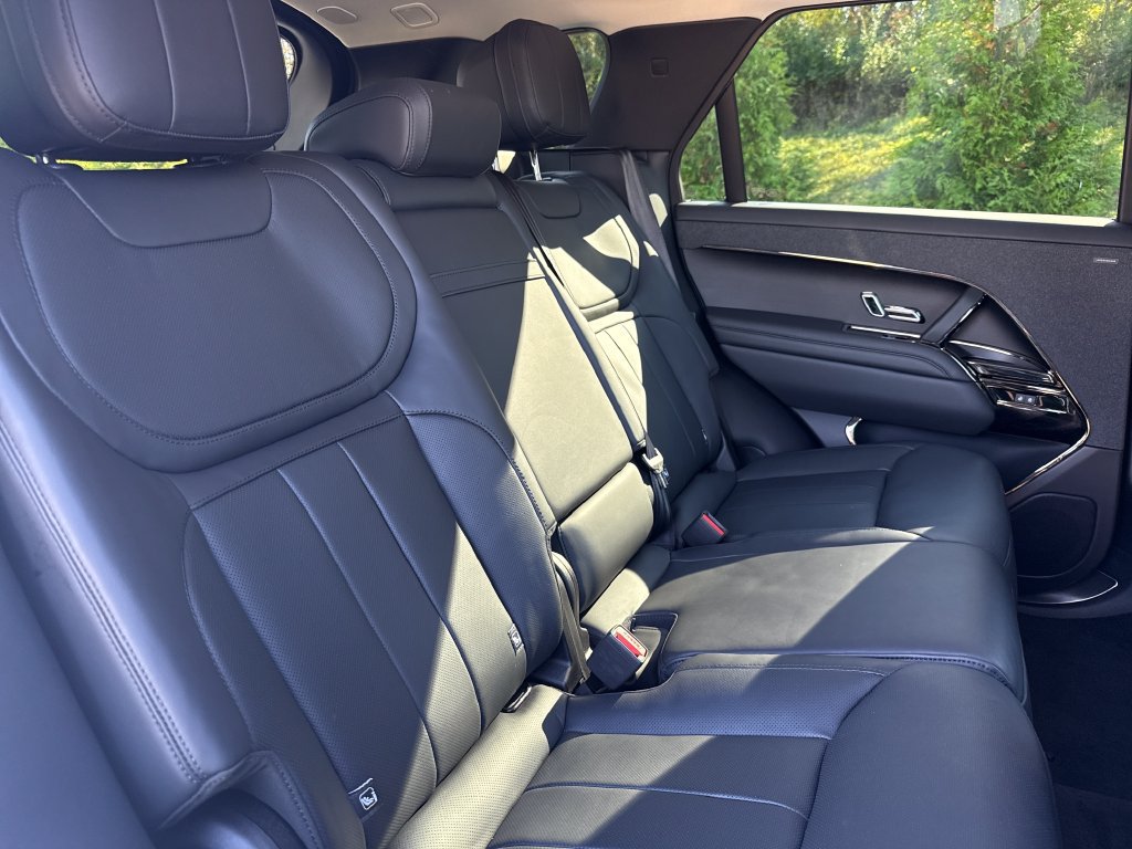 Used 2024 Land Rover Range Rover Sport SE AWD/4WD image 18