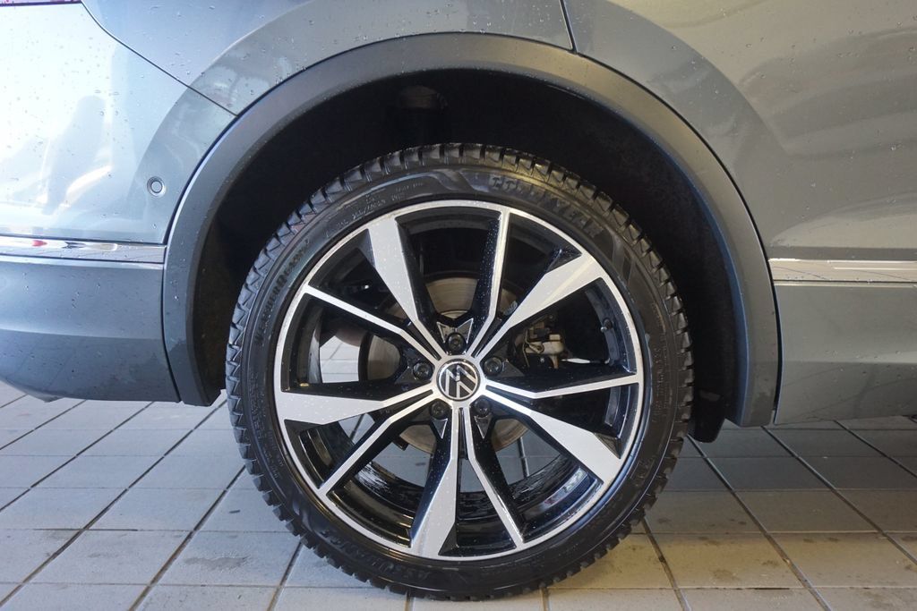 Used 2022 Volkswagen Tiguan SEL R-Line AWD/4WD image 32