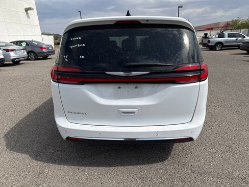 Used 2024 Chrysler Pacifica Touring-L FWD image 4