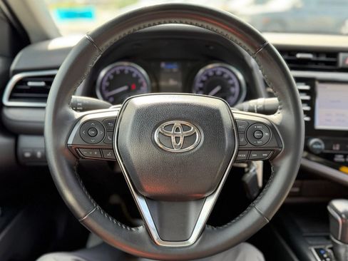 Used 2018 Toyota Camry SE w/ Moonroof Package FWD image 9
