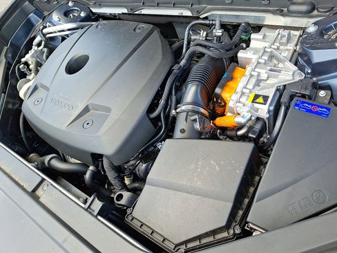 Used 2025 Volvo XC90 T8 Plus image 30