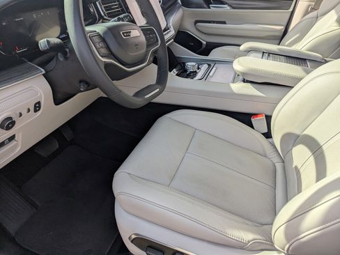 Used 2023 Jeep Wagoneer L Series III w/ Premium Group I image 7