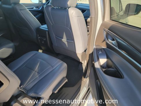 Used 2023 Buick Enclave Essence image 12
