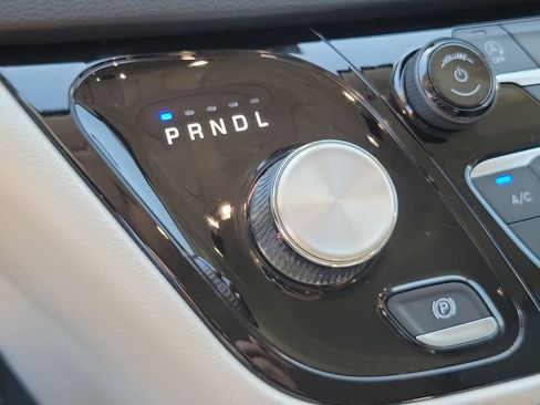 Used 2024 Chrysler Pacifica Touring-L image 28