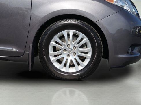 Used 2013 Toyota Sienna XLE FWD image 4