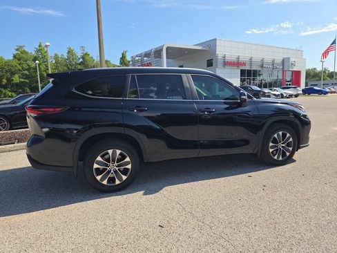 Used 2024 Toyota Highlander XLE AWD/4WD image 8