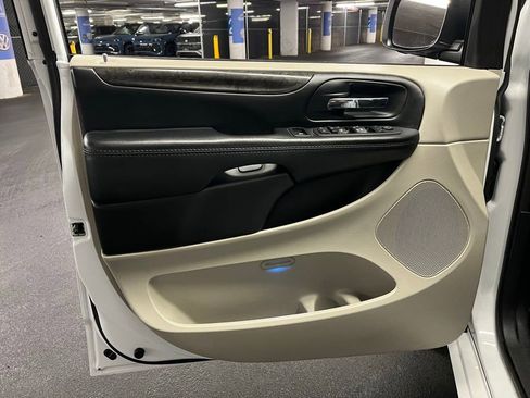 Used 2020 Dodge Grand Caravan SE w/ Rear Park Assist Package FWD image 13