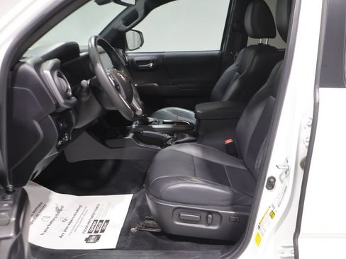 Used 2022 Toyota Tacoma TRD Off-Road w/ TRD Premium Off Road Package AWD/4WD image 11