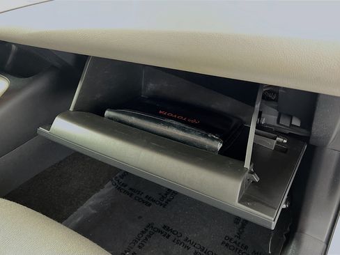 Used 2020 Toyota Corolla LE FWD image 33