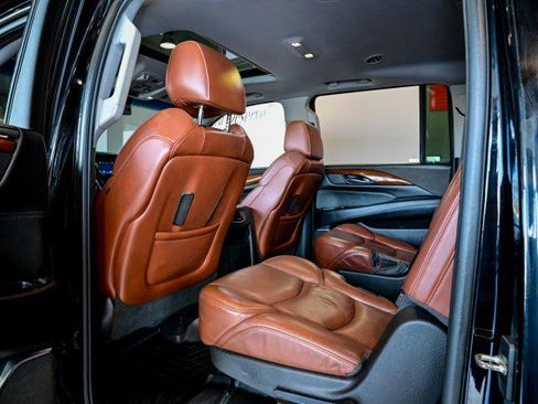 Used 2018 Cadillac Escalade ESV Luxury AWD/4WD image 18