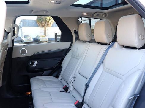 Used 2018 Land Rover Discovery SE image 18