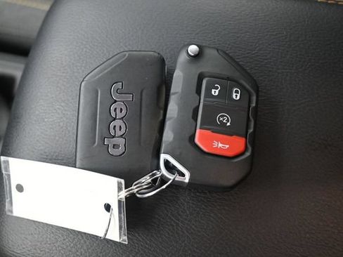 Used 2025 Jeep Wrangler Unlimited Sahara AWD/4WD image 16