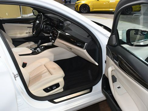 Used 2020 BMW 530i w/ Premium Package RWD image 46