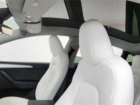 Used 2024 Tesla Model Y 2WD image 32