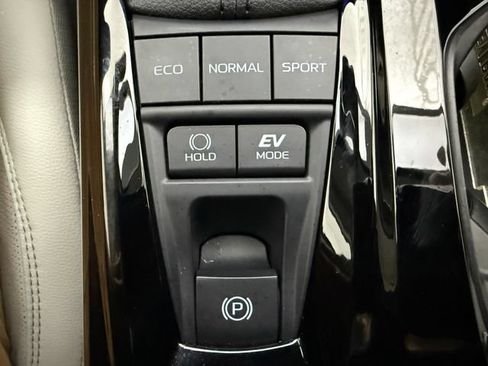 Used 2025 Toyota Camry XLE w/ Premium Package FWD image 21