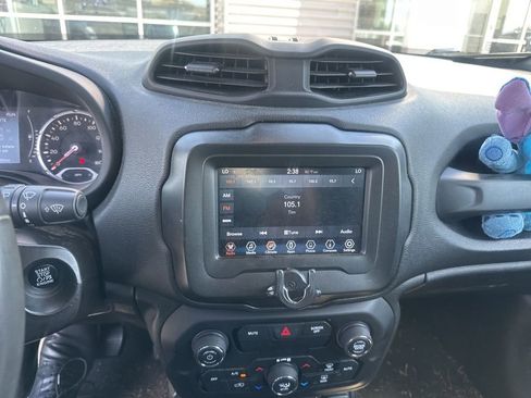 Used 2020 Jeep Renegade Latitude FWD image 2