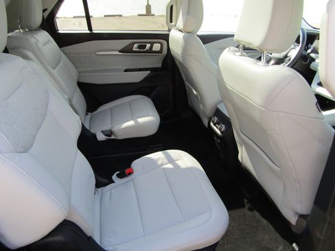 Used 2025 Ford Explorer Platinum w/ Ultimate Package image 17