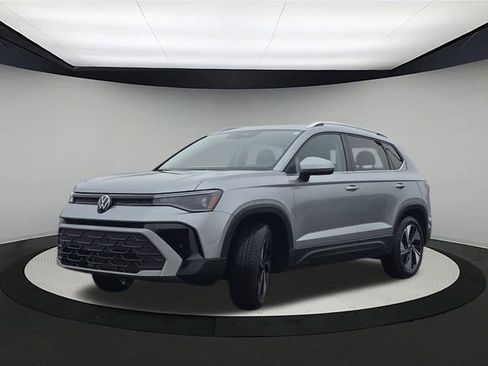 New 2025 Volkswagen Taos SE image 3