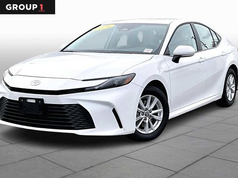 Certified 2025 Toyota Camry LE image 1