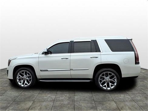 Used 2016 Cadillac Escalade Luxury image 2