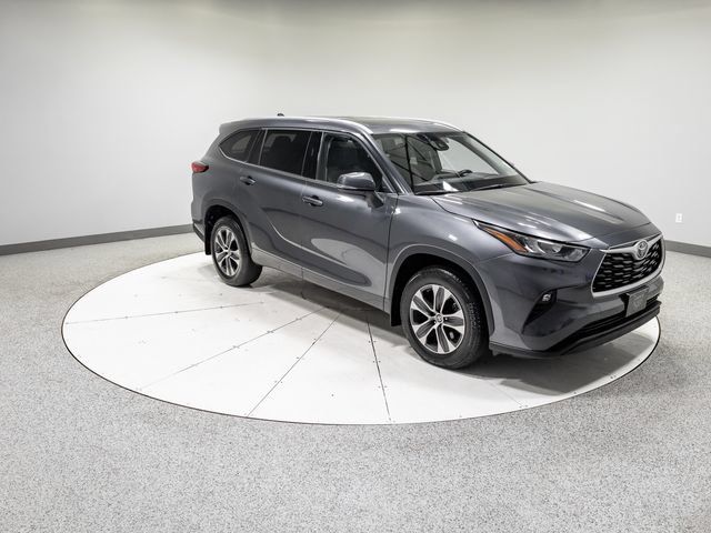 Used 2022 Toyota Highlander XLE AWD/4WD image 30