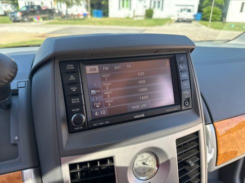 Used 2010 Chrysler Town & Country Limited w/ Entertainment Group #3 FWD image 18