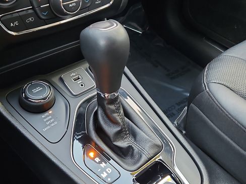 Used 2020 Jeep Cherokee Limited image 23