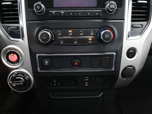 Used 2017 Nissan Titan SV AWD/4WD image 28