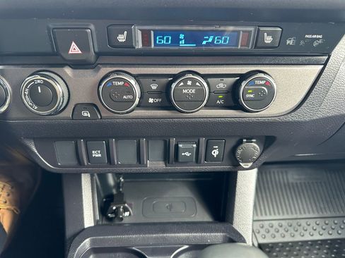Used 2021 Toyota Tacoma TRD Off-Road w/ TRD Premium Off Road Package AWD/4WD image 17