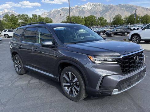 Certified 2025 Honda Pilot Touring image 3