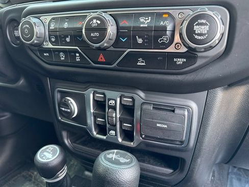 Used 2021 Jeep Wrangler Unlimited Sport AWD/4WD image 35